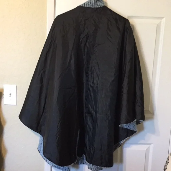 Women light blue and black ponchos one size - Picture 7 of 7